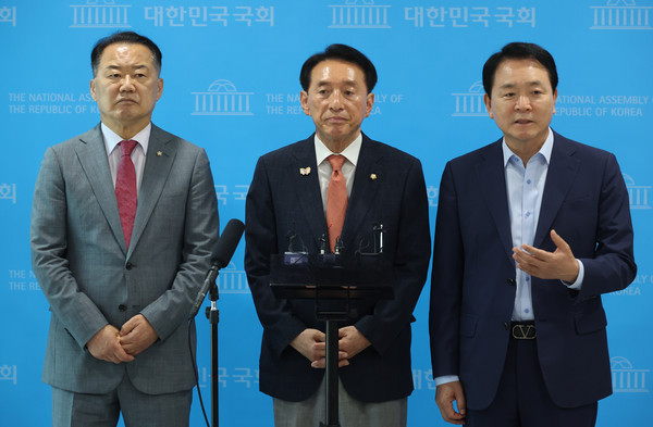 ▲ 답변하는 성일종 국회 국방위원장. /뉴시스