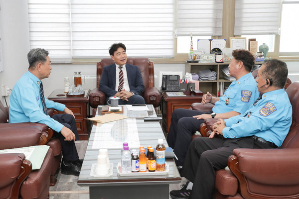 ▲ 김운남 의장이 고양시 모범운전자회 관계자들과 면담을 갖고 있다.