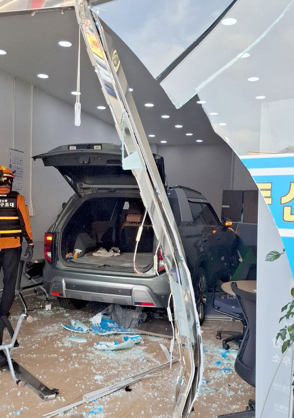 ▲ 전남 함평소방서는 전날 오후 4시47분께 함평군 함평읍 부동산 공인중개사무소 내 SUV 돌진 사고 현장에서 구조 활동을 벌여 2명을 이송했다고 18일 밝혔다. (사진=함평소방 제공)