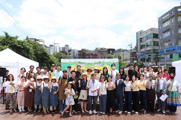 ▲ 이승로 성북구청장, 성북MOA마켓 단체 기념사진.