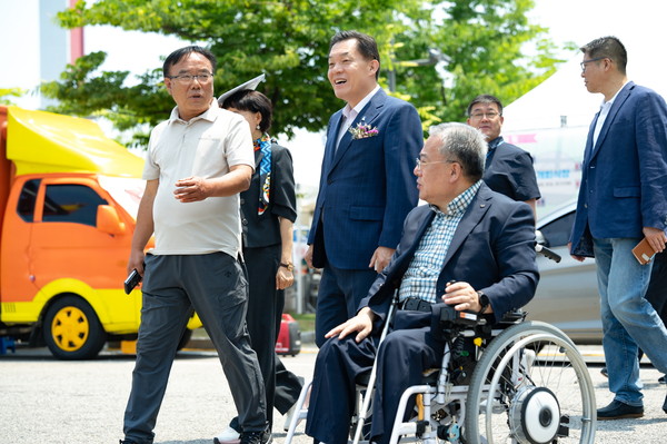 ▲ 이재준 수원특례시장이 행사 참석자와 이야기를 나누고 있다.