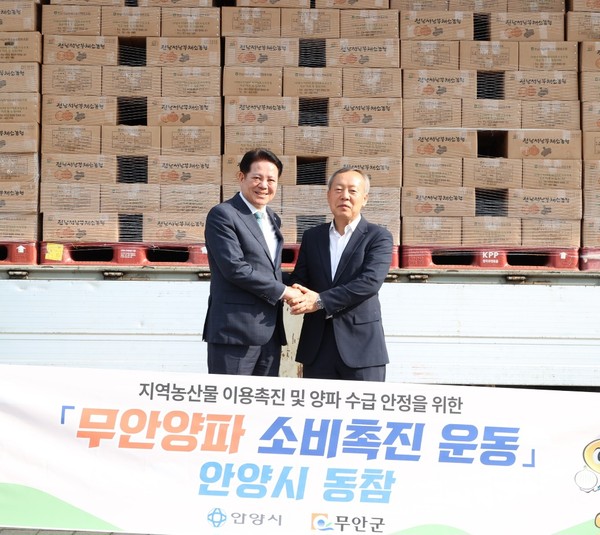 ▲ 최대호 안양시장(왼쪽)과 이승훈 무안군 서울사무소장(오른쪽).