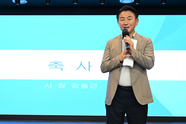 ▲ 김동근 시장이 ‘걷고 싶은 도시 조성 국제 심포지엄’에서 축사를 하고 있다.