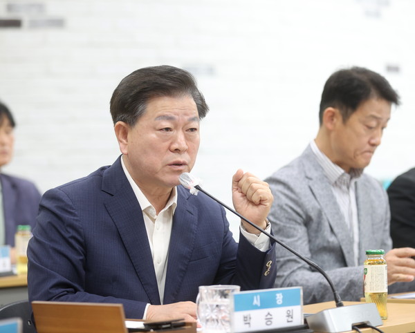 ▲ 박승원 광명시장이 ‘신안산선 붕괴사고현장 복구공사 현안간담회’에 참석해 발언하고 있다.