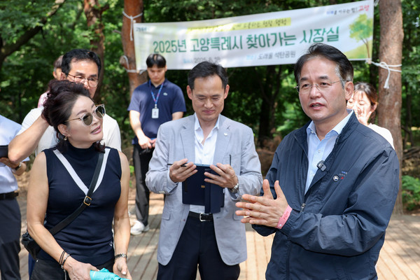▲ 시민들과 맨발길 조성사업에 대해 이야기 나누고 있는 이동환 고양특례시장.