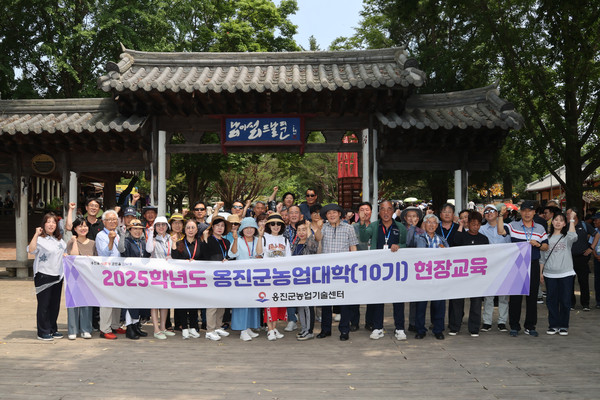 ▲ 옹진군, 2025학년도 옹진군농업대학 현장교육 단체사진.