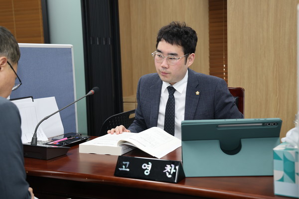 ▲ 집행부 관계자와 대면감사를 진행하고 있는 고영찬 의원.