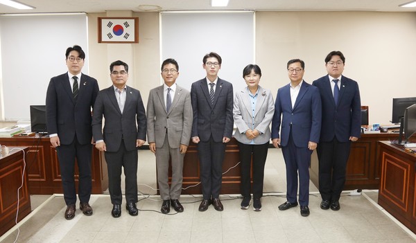 ▲ 안양시의회 총무경제위원회, 주민자치협의회와의 간담회 후 기념촬영 모습.