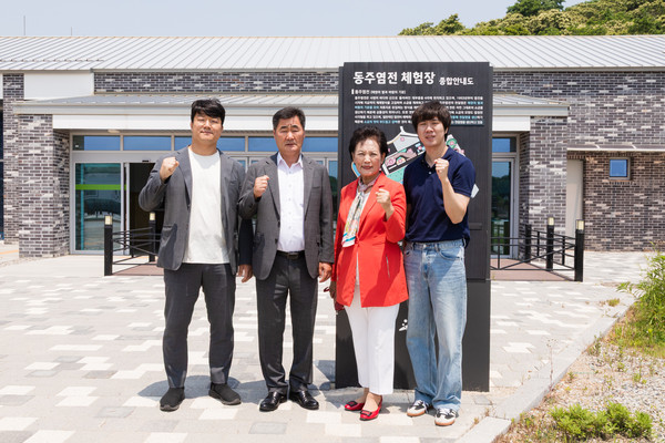 ▲ 안산시의회 문화복지위원회 위원들 동주염전 체험장 조성사업 현장답사 진행 모습.