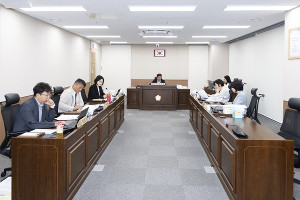 ▲ 김포시의회 예산결산특별위원회 2024회계연도 결산 및 예비비 지출 승인안 심사 모습.
