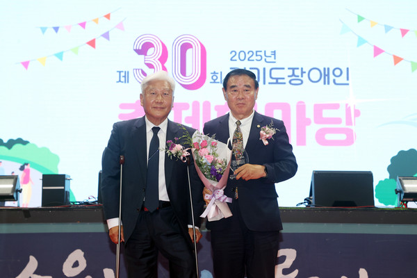 ▲ 이재식 의장(오른쪽) 장애인 인권 향상 및 복지 증진에 기여한 공로 인정 감사패 수상 모습.