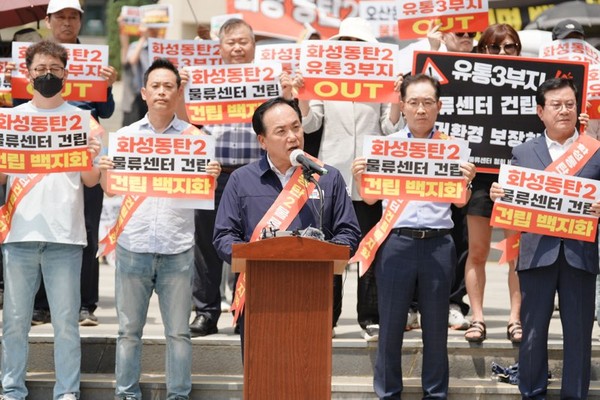 ▲ 화성시 동탄호수공원에서 열린 집회에 참석한 이권재 오산시장.