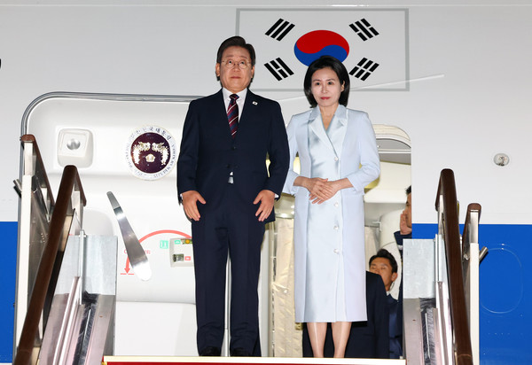 ▲ 첫 순방 마치고 귀국한 이재명 대통령. /뉴시스