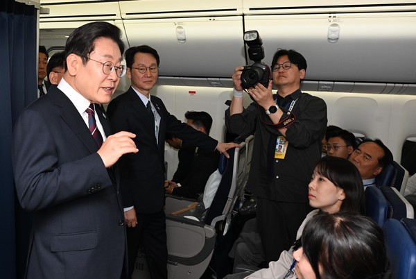 ▲ 주요 7개국(G7) 정상회의 참석을 마친 이재명 대통령이 18일 서울공항을 향하는 공군 1호기에서 기자들과 G7 관련 대화를 하고 있다. /뉴시스