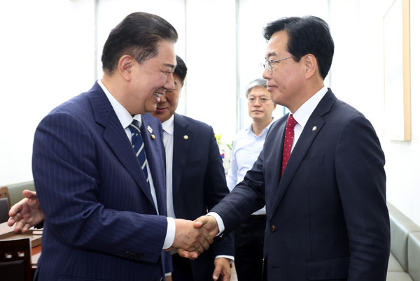 ▲ 김병기 더불어민주당 당대표 직무대행 겸 원내대표와 송언석(오른쪽) 국민의힘 원내대표가 18일 오후 서울 여의도 국회 민주당 원내대표실에서 추경안 관련 회동을 마치고 악수를 하고 있다. /뉴시스
