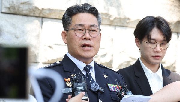 ▲ 전 영등포경찰서 형사과장인 백해룡 경정이 12일 오전 서울 서초구 대검찰청 앞에서 '세관 마약밀수 연루 의혹'과 관련해 합동수사팀 출범에 대한 입장 발표를 하고 있다. /뉴시스