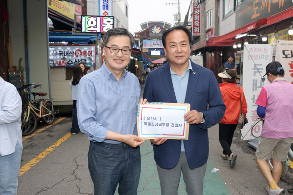 ▲ 이권재 오산시장(오른쪽)이 김동연 경기도지사(왼쪽)에게 특별조정교부금 건의서를 전달하고 있다.