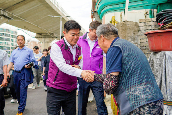 ▲ 이필형 동대문구청장이 정릉천 인근 주택가 골목길 점검 중 만난 주민과 인사를 나누는 모습.