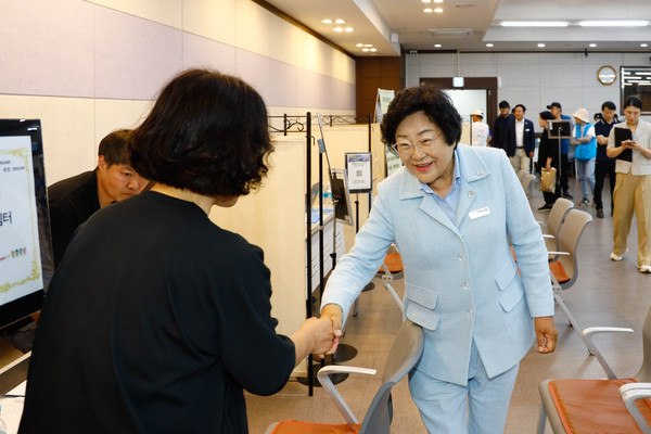 ▲ 6월 구인구직 만남의 날 행사에 참석한 김경희 이천시장.