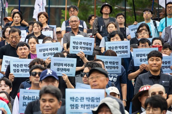 ▲ 아리셀 중대재해참사 대책위원회와 아리셀 산재 피해 가족협의회가 21일 오후 4시 서울 중구 서울역 광장 계단에서 '아리셀 중대재해참사 1주기 추모대회'를 열었다. (사진=민주노총 제공)
