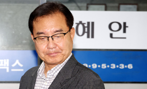 ▲ 채상병 순직사건 외압 의혹을 수사하는 이명현 특별검사가 22일 오전 서울 서초구 서초동 사무실로 출근하며 취재진의 질문을 듣고 있다. /뉴시스