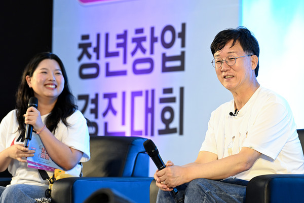 ▲ 이민근 안산시장(오른쪽)이 '2025 안산청년페어'에서 청년들과 토크콘서트를 진행하고 있다.