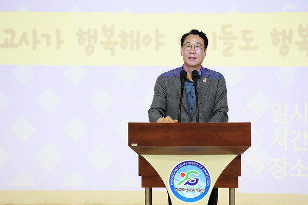 ▲ 정명근 화성특례시장이 ‘2025년 화성시 사립유치원 교사 직무연수’에서 축사를 통해 교사들을 격려하고 있다.