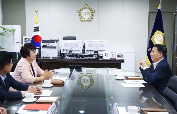 ▲ 이혜숙 송파구의회 의장(왼쪽)과 김성호 영덕군의회 의장(오른쪽)이 교류협력에 대해 논의하고 있다.