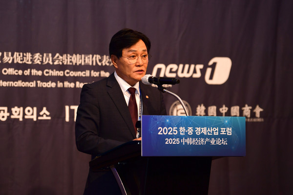 ▲ 2025 한·중 경제산업포럼 축사 전하는 박용철 강화군수.