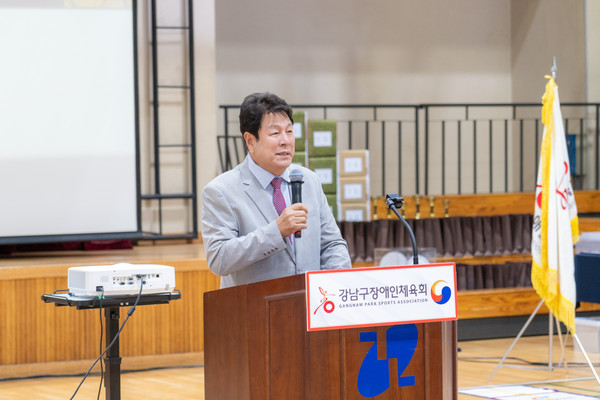 ▲ '제3회 강남구청장배 어울림 체육대회 개회식'에서 이호귀 의장이 축사를 하고 있다.