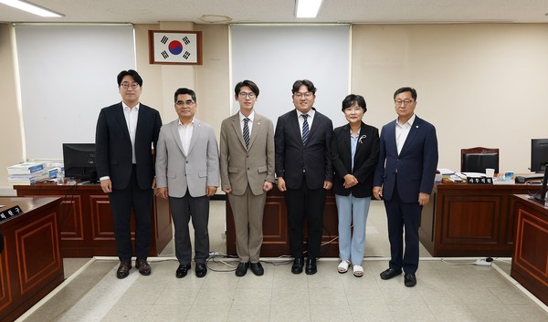 ▲ 안양시의회 총무경제위원회 '2024회계연도 결산 예비 심사' 후 기념촬영 모습.