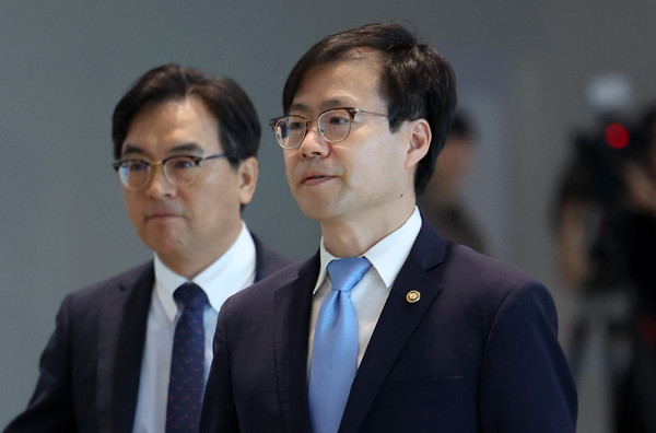 ▲ 여한구 산업통상자원부 통상교섭본부장이 22일 인천국제공항을 통해 미국으로 출국하고 있다. /뉴시스