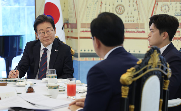 ▲ 야당 발언 경청하는 이재명 대통령. /뉴시스