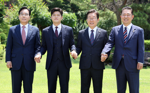 ▲ 이재명 대통령이 22일 한남동 관저에서 여야 지도부와 오찬에 앞서 기념촬영하고 있다. /뉴시스