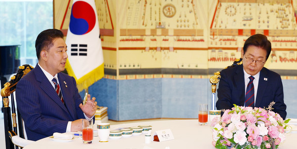 ▲ 여당 지도부 발언 듣는 이재명 대통령. /뉴시스