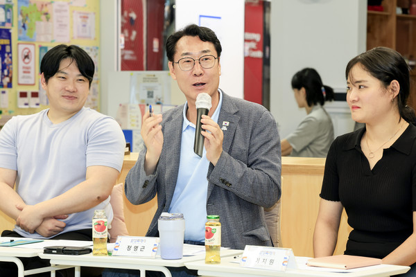 ▲ 정명근 화성특례시장이 ‘청년과의 소통 간담회’에서 청년들과 자유롭게 의견을 나누며 청년정책의 필요성과 방향성에 대해 설명하고 있다.