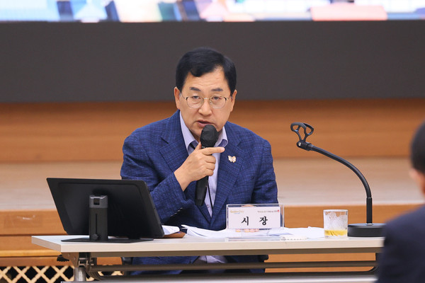 ▲ 23일 경주시청 알천홀에서 열린 확대간부회의에서 주낙영 경주시장과 간부 공무원들이 시정 현안을 논의하고 있다.