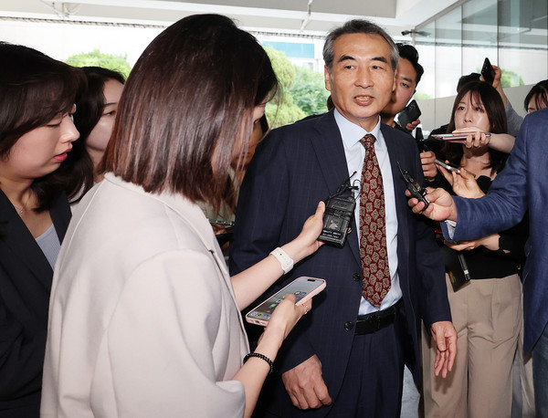 ▲ 김건희 여사 의혹을 수사하는 민중기 특별검사가 23일 오전 서울 서초구의 사무실로 출근하며 취재진의 질문에 답하고 있다. /뉴시스