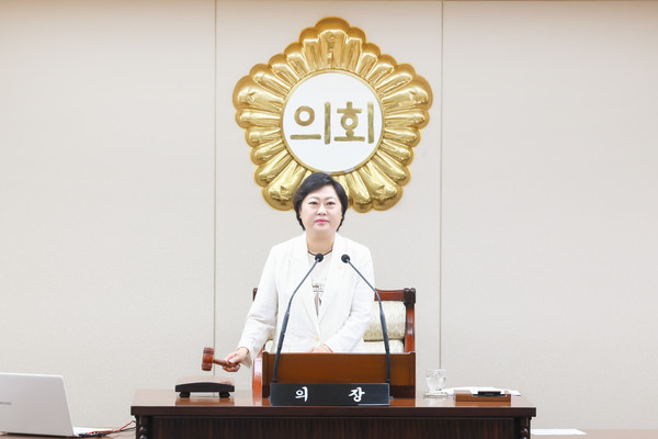 ▲ 안애경 의장이 제269회 정례회 제2차 본회의에서 타봉을 하고 있다.