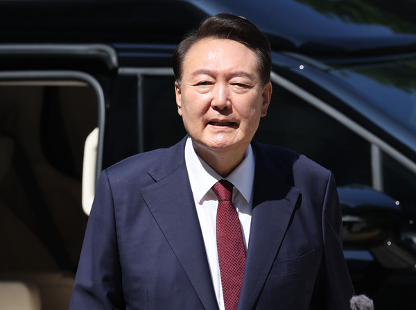 ▲ 윤석열 전 대통령이 23일 서울 서초구 서울중앙지방법원에서 열린 내란 우두머리 혐의·직권남용 권리행사 방해 혐의 사건 8차 공판에 출석하고 있다. /뉴시스