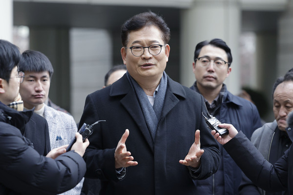 ▲ 송 대표가 지난 1월 서울 서초구 서울중앙지방법원에서 열린 '더불어민주당 전당대회 돈봉투' 의혹 선고기일에 출석하며 취재진 질문에 답변하고 있는 모습. /뉴시스