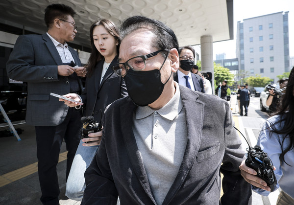 ▲ 2018년 전국동시지방선거 당시 공천을 대가로 불법 정치자금을 수수한 혐의와 함께 윤석열 전 대통령 부부와의 친분을 과시하며 각종 이권에 개입한 의혹을 받는 무속인 '건진법사' 전성배 씨가 12일 서울 양천구 서울남부지방법원에서 열린 두번째 공판을 마친 뒤 법원을 나서고 있다. /뉴시스