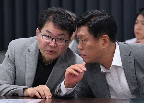 ▲ 이한주(왼쪽) 국정기획위원장과 조승래 대변인이 지난 20일 오전 서울 종로구 정부서울청사 창성동 별관에서 열린 검찰청 업무보고에서 대화하고 있다. /뉴시스