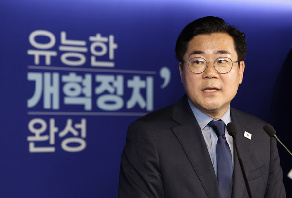 ▲ 박찬대 전 더불어민주당 원내대표가 23일 오전 서울 여의도 중앙당사에서 기자회견을 열고 당대표 출마 선언을 하고 있다. /뉴시스
