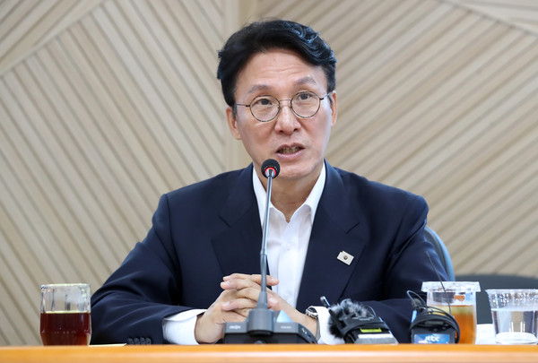 ▲ 김민석 국무총리 후보가 지난 20일 대구 수성구 대구디지털혁신진흥원에서 열린 AX 연구거점 조성을 위한 경청 간담회에서 인사말을 하고 있다. /뉴시스