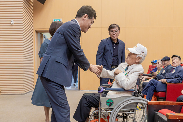 ▲ 지난해 보훈가족한마당 행사에서 국가유공자와 인사 나누는 이기재 구청장.