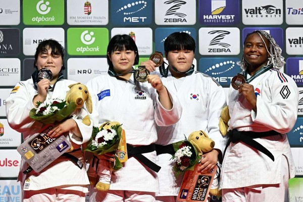 ▲ 안산시청 소속 김하윤 선수(왼쪽에서 두 번째)가 ‘2025 국제유도연맹(IJF) 세계선수권대회'에서 금메달을 획득하고 기념촬영을 하고 있다.