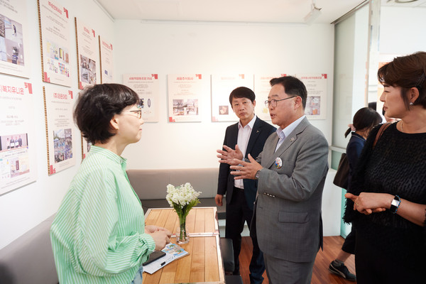 ▲ 강수현 양주시장 사회적경제 홍보관 방문 모습.