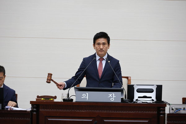 ▲ 김성철 의장이 타봉을 하고 있다.