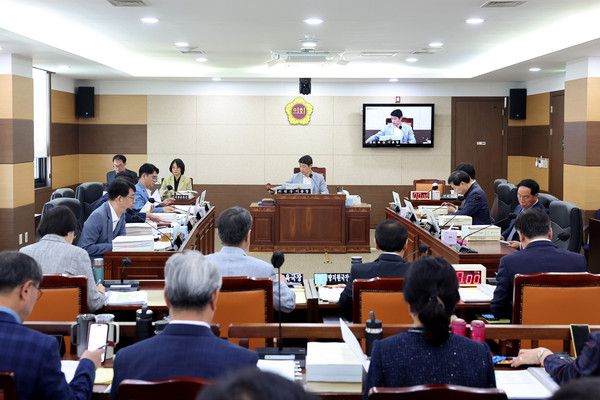 ▲ 인천시의회 교육위원회 '제1회 추가경정예산안' 심사 진행 모습.